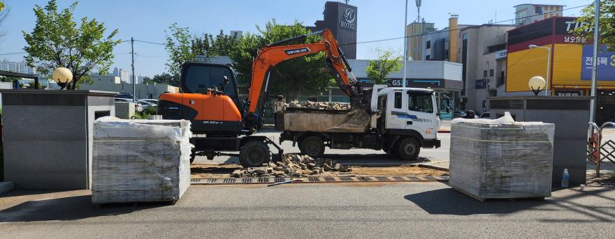정문 블럭벽벌 철거 장비 공사